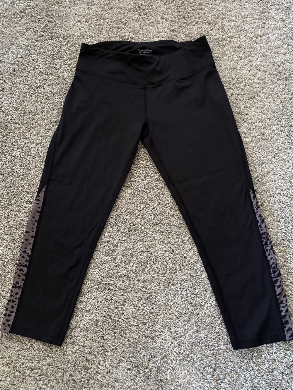 Calvin Klein Black Quick Dry Capri Leggings Gray Leopard Side Panels Women’s M